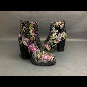 Steve Madden embroiderd